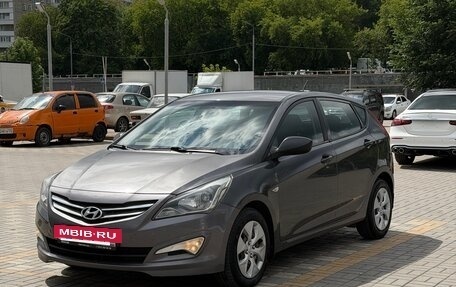Hyundai Solaris II рестайлинг, 2015 год, 900 000 рублей, 2 фотография
