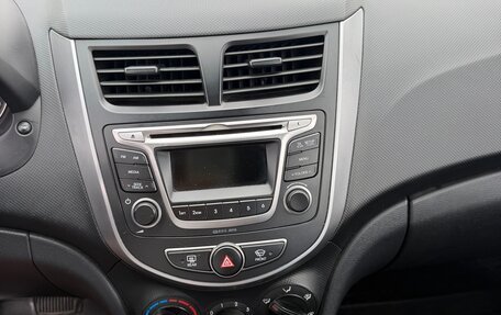 Hyundai Solaris II рестайлинг, 2015 год, 900 000 рублей, 23 фотография
