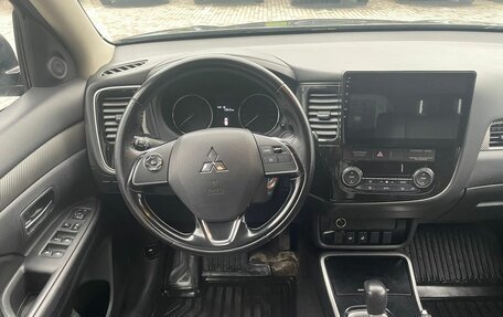 Mitsubishi Outlander III рестайлинг 3, 2017 год, 1 815 000 рублей, 10 фотография