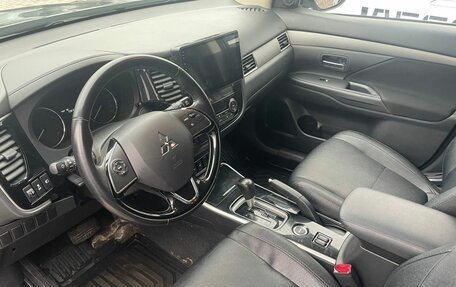 Mitsubishi Outlander III рестайлинг 3, 2017 год, 1 815 000 рублей, 9 фотография
