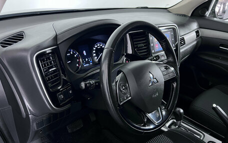 Mitsubishi Outlander III рестайлинг 3, 2018 год, 1 568 000 рублей, 10 фотография
