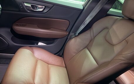Volvo V60 Cross Country II, 2021 год, 4 600 000 рублей, 10 фотография
