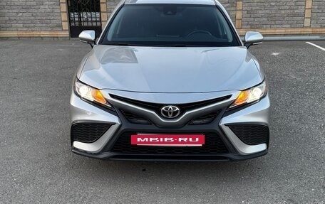 Toyota Camry, 2021 год, 2 600 000 рублей, 2 фотография