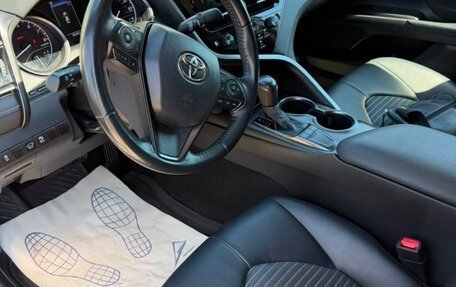 Toyota Camry, 2021 год, 2 600 000 рублей, 10 фотография