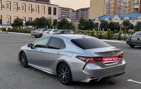 Toyota Camry, 2021 год, 2 600 000 рублей, 4 фотография