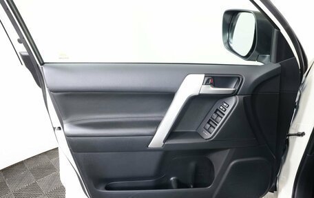 Toyota Land Cruiser Prado 150 рестайлинг 2, 2021 год, 5 850 000 рублей, 9 фотография