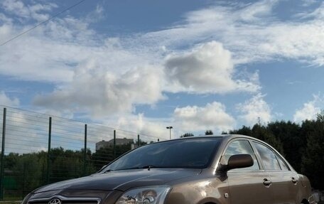 Toyota Avensis III рестайлинг, 2004 год, 590 000 рублей, 1 фотография