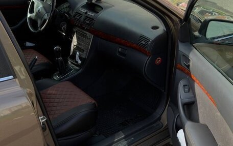 Toyota Avensis III рестайлинг, 2004 год, 590 000 рублей, 4 фотография