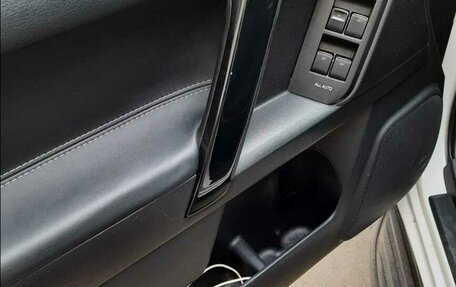 Toyota Land Cruiser Prado 150 рестайлинг 2, 2015 год, 3 300 000 рублей, 16 фотография