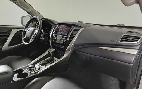 Mitsubishi Pajero Sport III рестайлинг, 2016 год, 3 000 000 рублей, 13 фотография