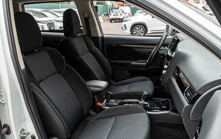 Mitsubishi Outlander III рестайлинг 3, 2021 год, 2 350 000 рублей, 8 фотография