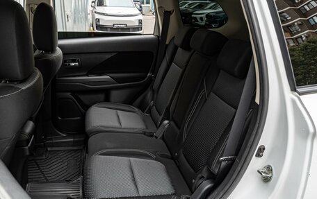 Mitsubishi Outlander III рестайлинг 3, 2021 год, 2 350 000 рублей, 9 фотография