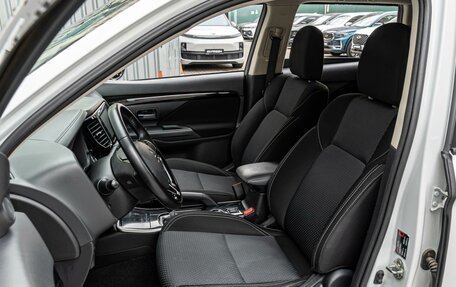 Mitsubishi Outlander III рестайлинг 3, 2021 год, 2 350 000 рублей, 10 фотография
