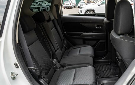Mitsubishi Outlander III рестайлинг 3, 2021 год, 2 350 000 рублей, 7 фотография