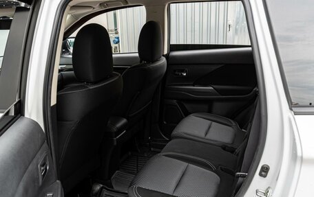 Mitsubishi Outlander III рестайлинг 3, 2021 год, 2 350 000 рублей, 11 фотография