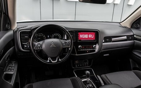 Mitsubishi Outlander III рестайлинг 3, 2021 год, 2 350 000 рублей, 6 фотография