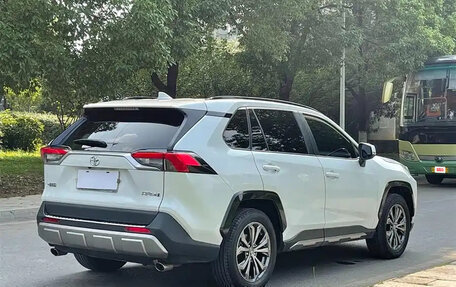 Toyota RAV4, 2024 год, 3 115 000 рублей, 4 фотография