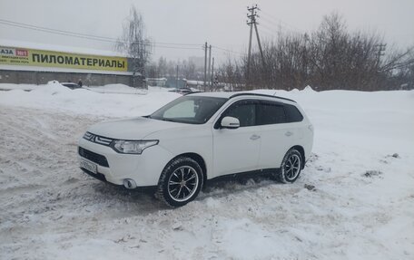 Mitsubishi Outlander III рестайлинг 3, 2013 год, 1 350 000 рублей, 1 фотография