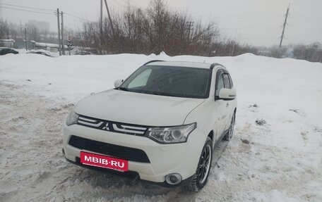 Mitsubishi Outlander III рестайлинг 3, 2013 год, 1 350 000 рублей, 2 фотография