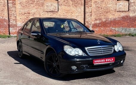 Mercedes-Benz C-Класс, 2005 год, 800 000 рублей, 1 фотография