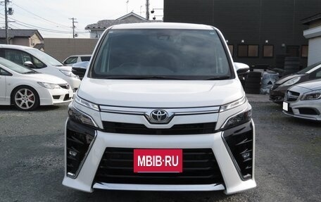 Toyota Voxy III, 2021 год, 1 915 000 рублей, 2 фотография