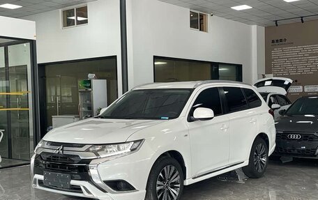 Mitsubishi Outlander III рестайлинг 3, 2021 год, 2 000 000 рублей, 2 фотография