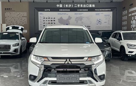 Mitsubishi Outlander III рестайлинг 3, 2021 год, 2 000 000 рублей, 3 фотография