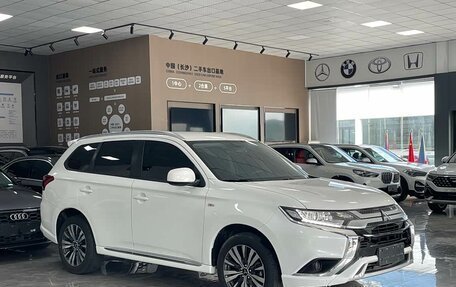 Mitsubishi Outlander III рестайлинг 3, 2021 год, 2 000 000 рублей, 4 фотография
