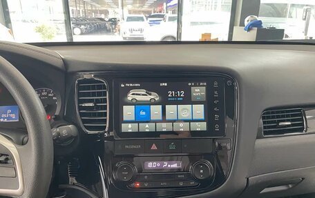 Mitsubishi Outlander III рестайлинг 3, 2021 год, 2 000 000 рублей, 11 фотография