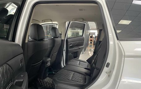 Mitsubishi Outlander III рестайлинг 3, 2021 год, 2 000 000 рублей, 7 фотография