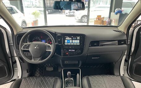 Mitsubishi Outlander III рестайлинг 3, 2021 год, 2 000 000 рублей, 9 фотография