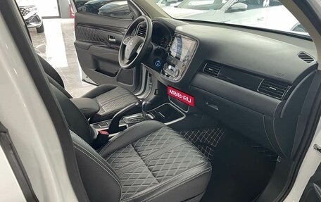 Mitsubishi Outlander III рестайлинг 3, 2021 год, 2 000 000 рублей, 8 фотография