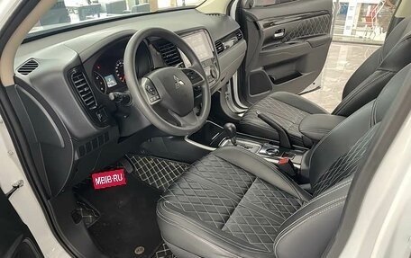 Mitsubishi Outlander III рестайлинг 3, 2021 год, 2 000 000 рублей, 6 фотография