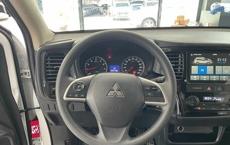 Mitsubishi Outlander III рестайлинг 3, 2021 год, 2 000 000 рублей, 10 фотография