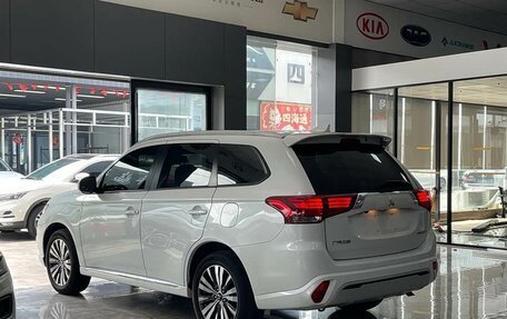 Mitsubishi Outlander III рестайлинг 3, 2021 год, 2 000 000 рублей, 15 фотография