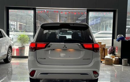 Mitsubishi Outlander III рестайлинг 3, 2021 год, 2 000 000 рублей, 16 фотография