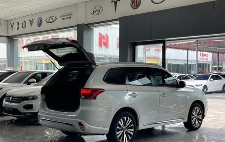 Mitsubishi Outlander III рестайлинг 3, 2021 год, 2 000 000 рублей, 17 фотография