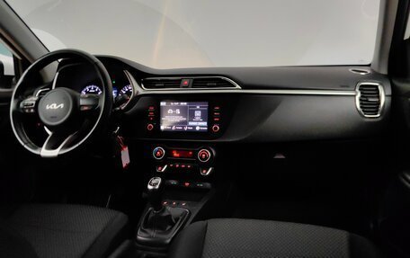 KIA Rio IV, 2022 год, 1 735 000 рублей, 13 фотография