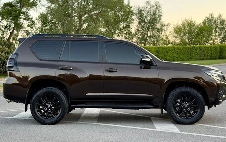 Toyota Land Cruiser Prado 150 рестайлинг 2, 2022 год, 4 350 000 рублей, 6 фотография