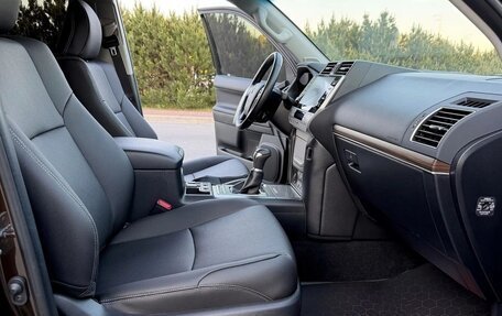 Toyota Land Cruiser Prado 150 рестайлинг 2, 2022 год, 4 350 000 рублей, 11 фотография