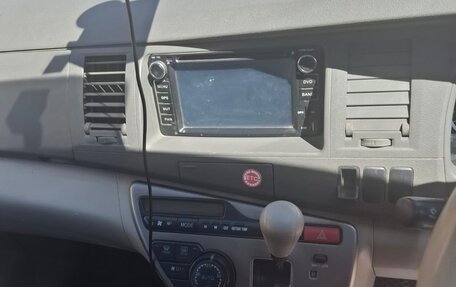 Toyota ISis I, 2010 год, 990 000 рублей, 4 фотография