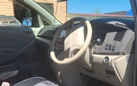 Toyota ISis I, 2010 год, 990 000 рублей, 2 фотография