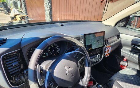 Mitsubishi Outlander III рестайлинг 3, 2013 год, 1 300 000 рублей, 4 фотография