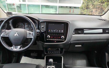Mitsubishi Outlander III рестайлинг 3, 2021 год, 2 460 000 рублей, 15 фотография