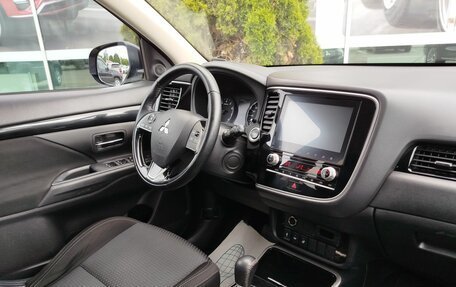 Mitsubishi Outlander III рестайлинг 3, 2021 год, 2 460 000 рублей, 14 фотография