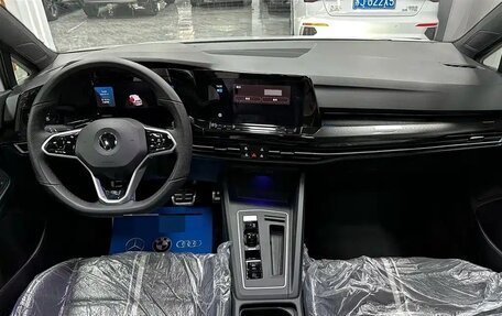 Volkswagen Golf VIII, 2023 год, 1 700 000 рублей, 8 фотография