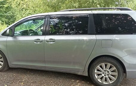 Toyota Sienna III, 2010 год, 2 150 000 рублей, 3 фотография