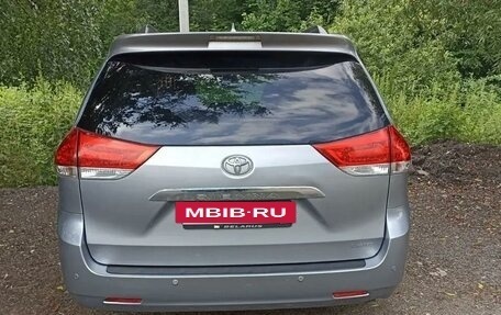 Toyota Sienna III, 2010 год, 2 150 000 рублей, 6 фотография