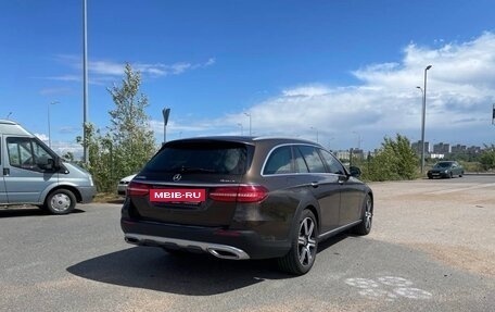 Mercedes-Benz E-Класс, 2017 год, 3 000 000 рублей, 4 фотография