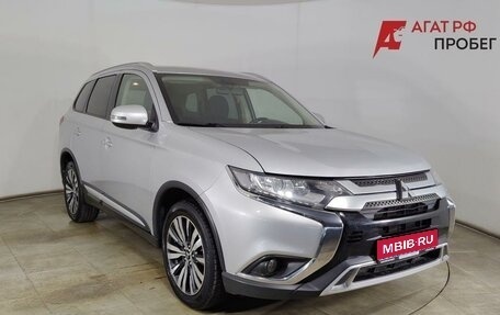Mitsubishi Outlander III рестайлинг 3, 2019 год, 1 925 000 рублей, 1 фотография